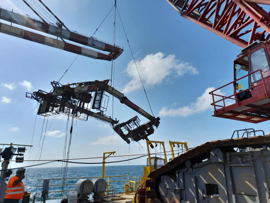 20230507_155945 marine masters, crane 92, wreck removal, salvage, emergency response, offshore, ports, mer-terre