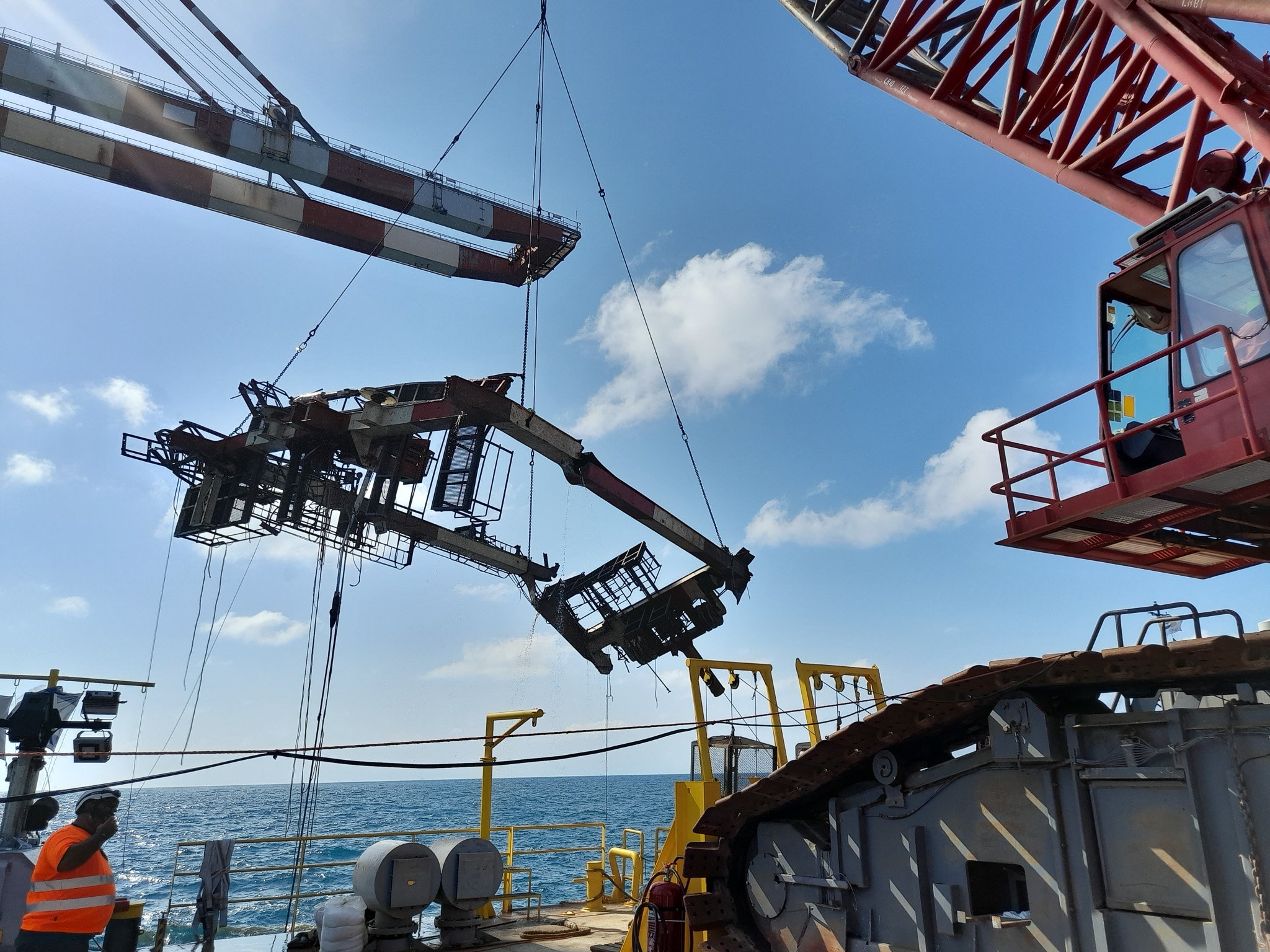 marine masters, crane 92, wreck removal, salvage, emergency response, offshore, ports, mer-terre