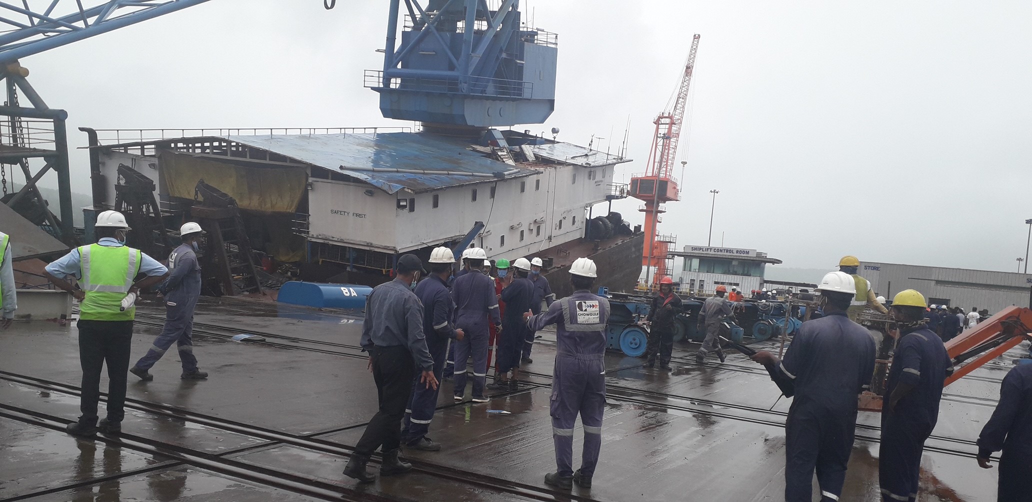 Salvage of 2200Mt heavy crane barge Donna Paula